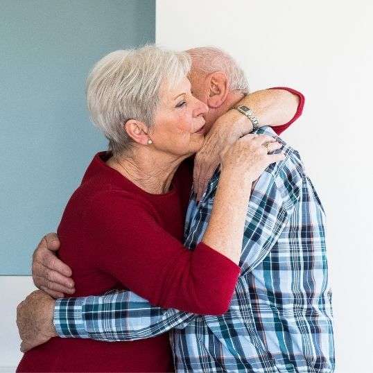 un couple de seniors se prenant dans les bras